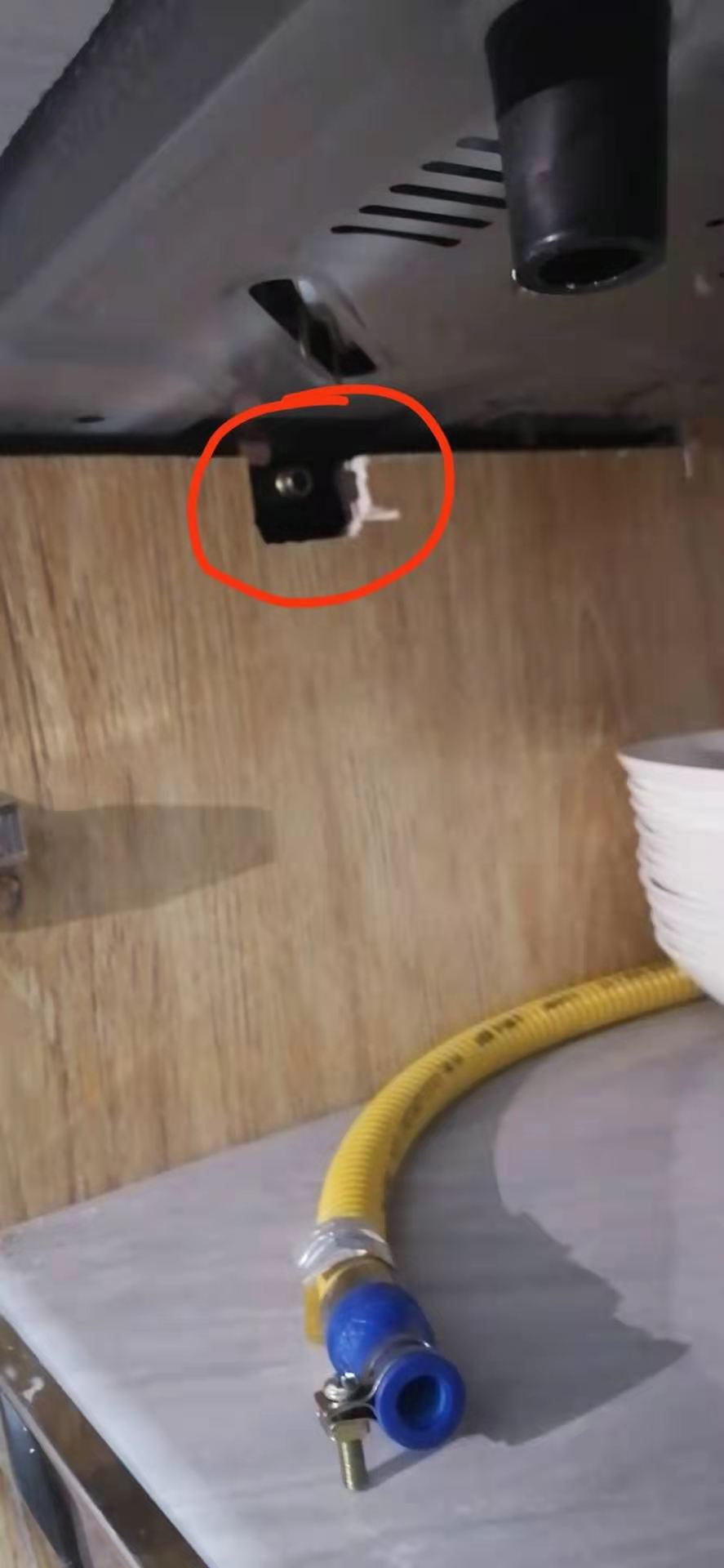 危(wei)險!櫥櫃雜(zá)物太多導(dao)緻金屬軟(ruan)管擠壓脫(tuō)落,自閉閥(fá)救了一命(mìng)!